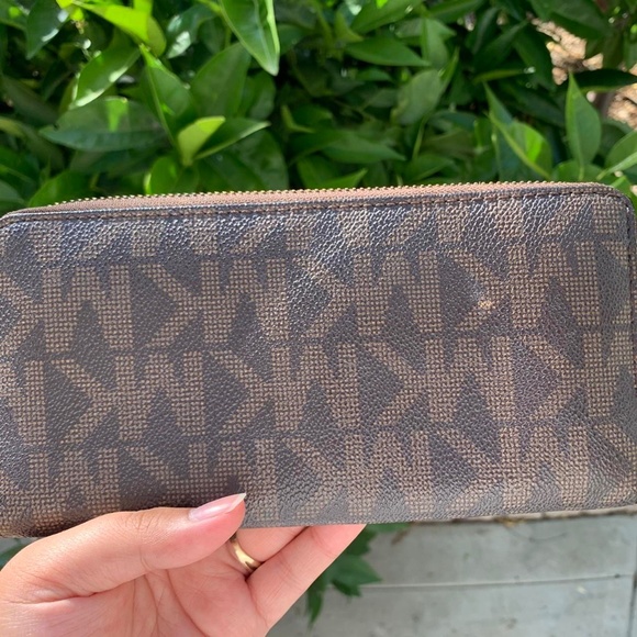 MICHAEL KORS MONOGRAMMED WALLET/CLUTCH - Picture 2 of 4